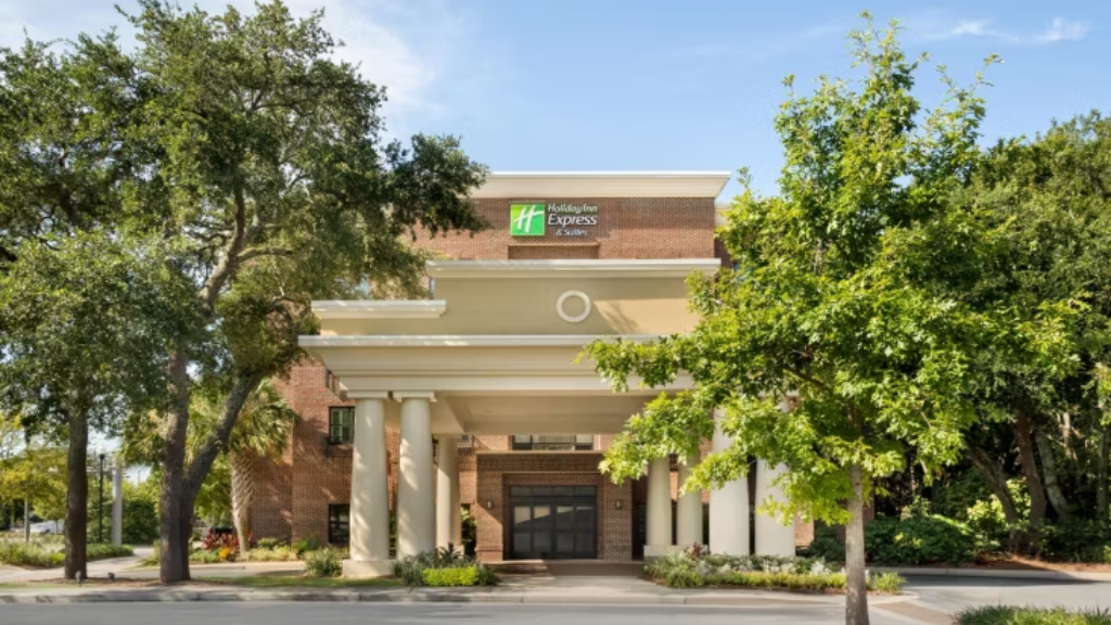 HOLIDAY INN EXPRESS & SUITES